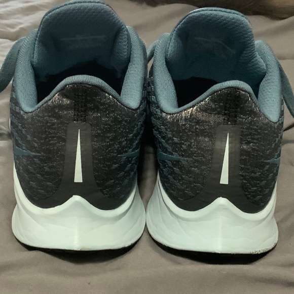 Women's Niki Shoes, Size 8 1/2 - Picture 4 of 6